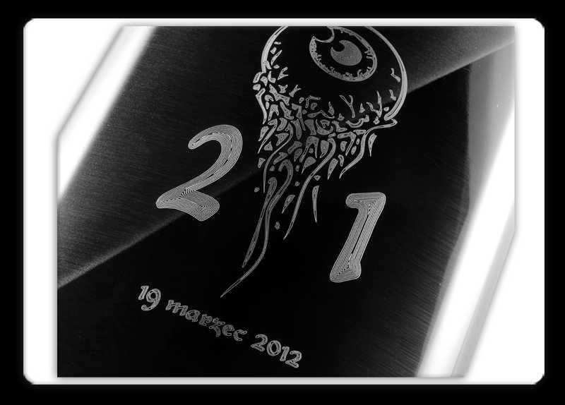 piersiówka połówkowa z grawerem w opakowaniu 9 oz