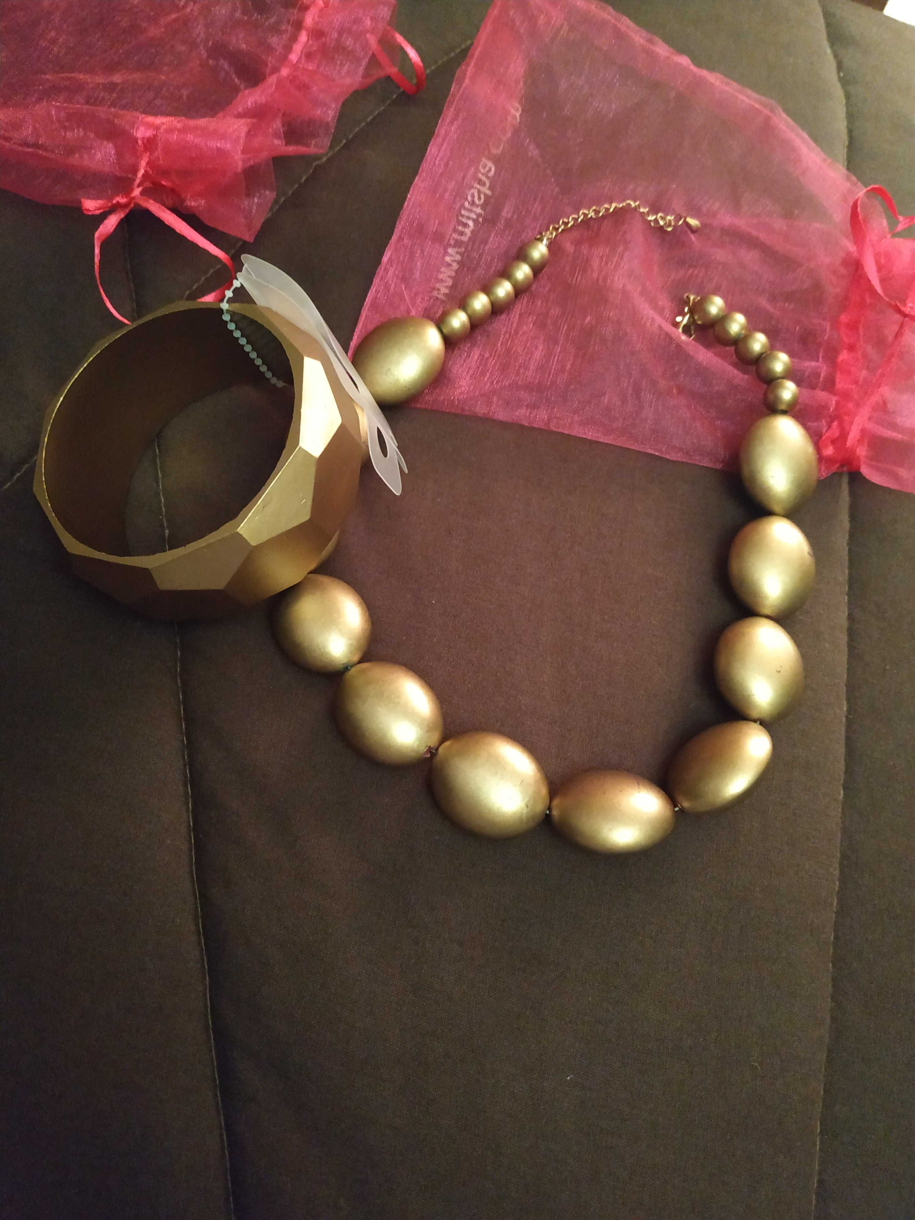 Um colar, uma pulseira, em dourado, Novos