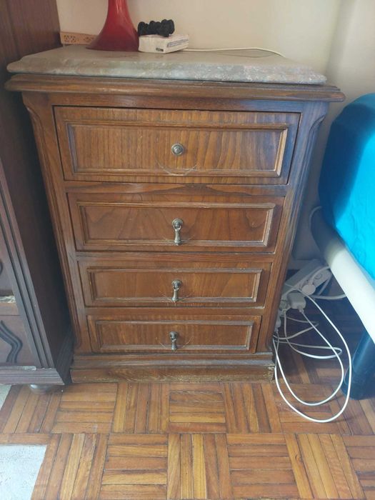 2 mesas de cabeceira em Nogueira com tampo em mármore 48x35x67 cm