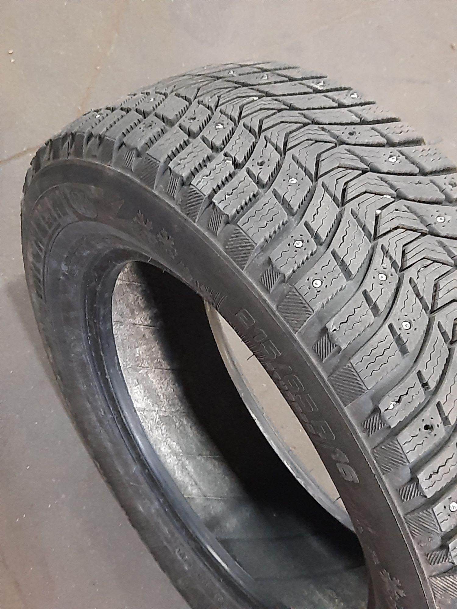 Opony z kolcami 215/65RR16 102T Michelin X-ice North 3