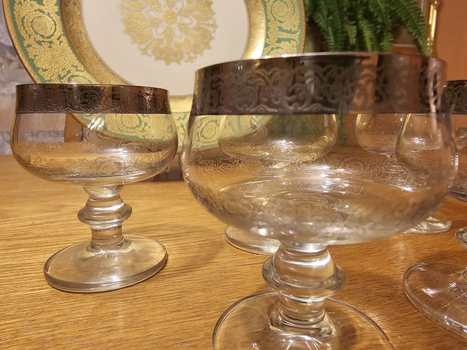 Kieliszki do likieru lub mocnych trunków.