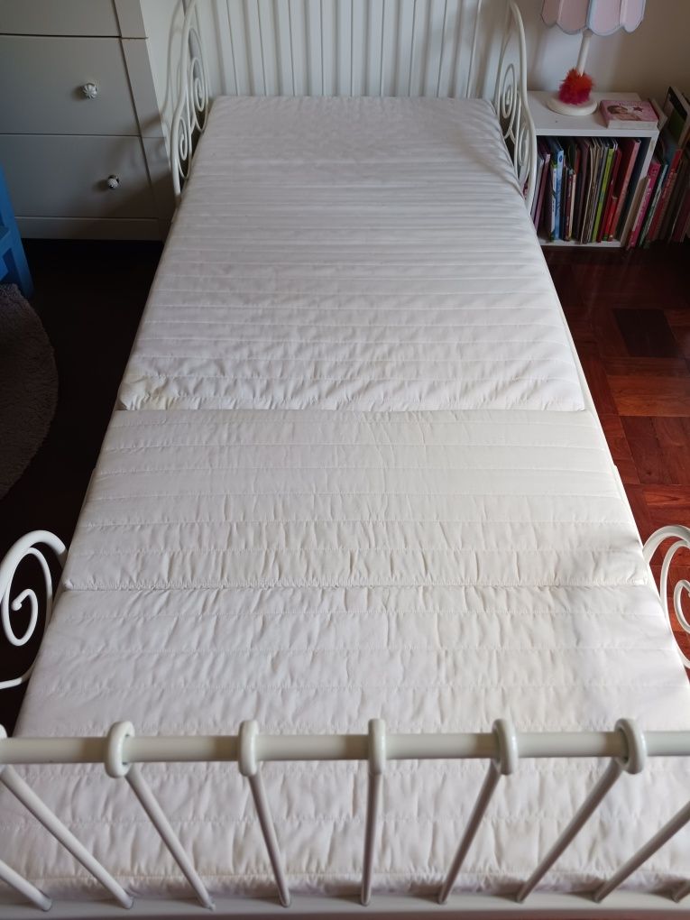 Cama Ikea, de ferro, branca, criança, extensível, com colchão.