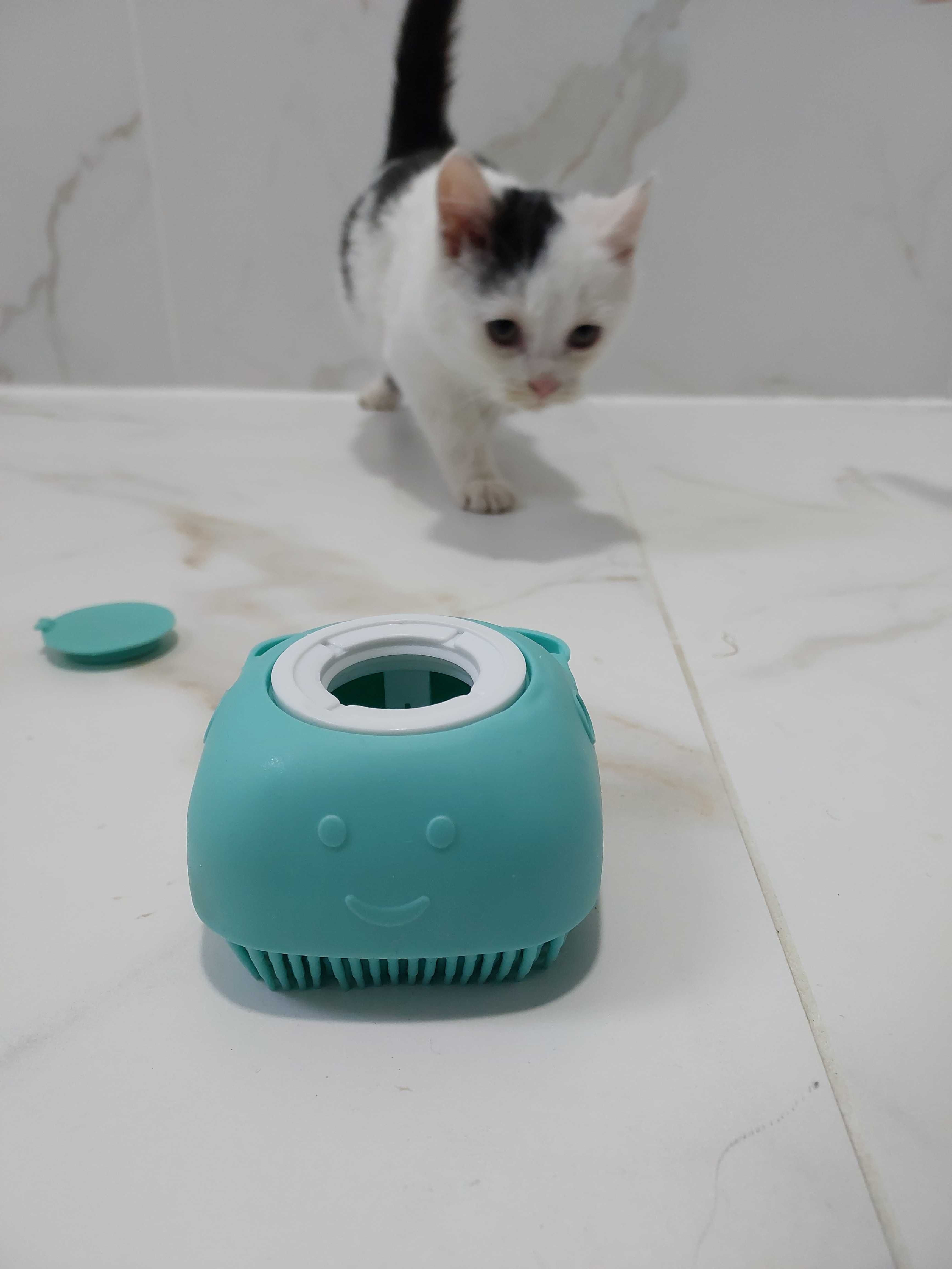 Щетка массажная с емкостью для шампуня для мытья собак и кошек