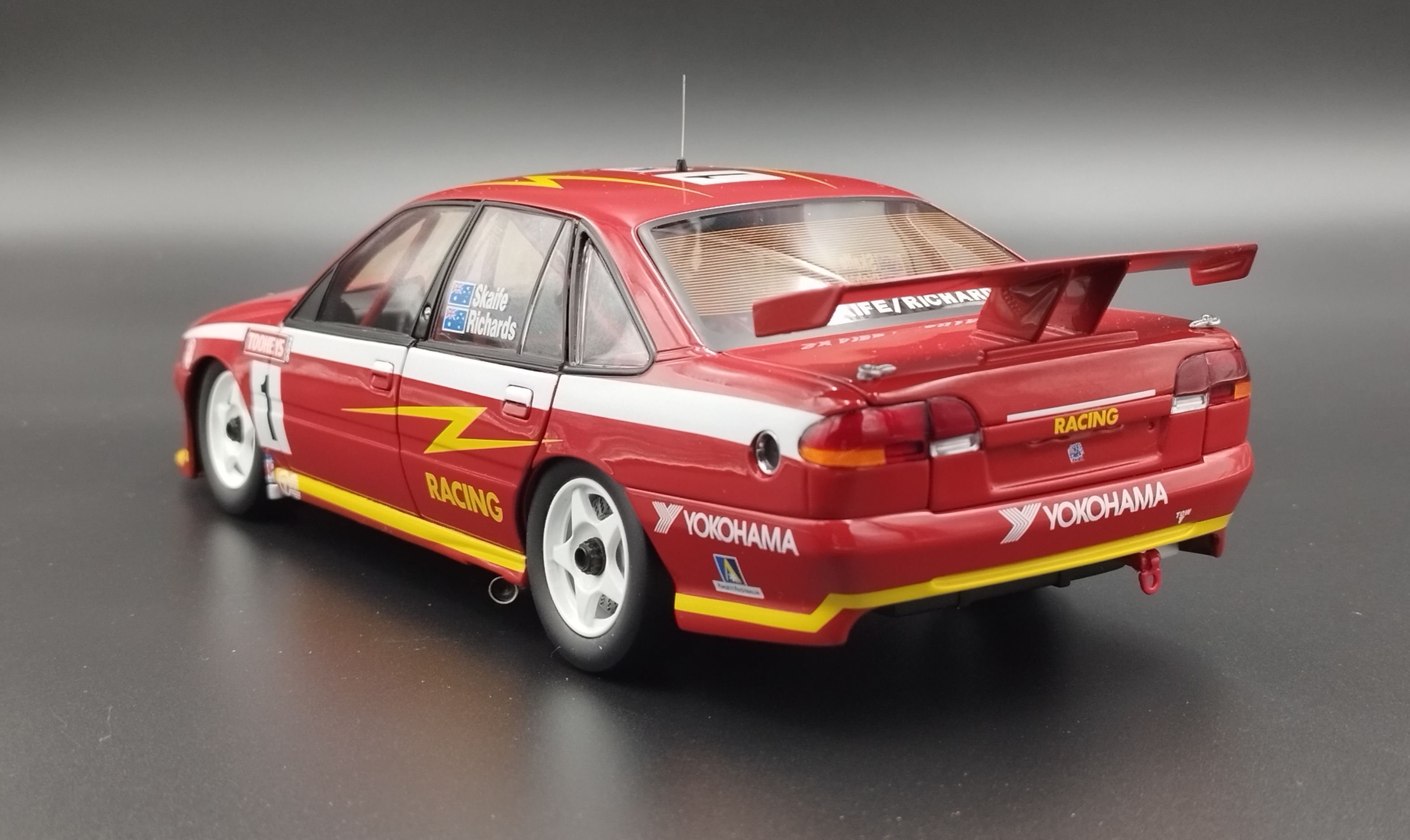 1:18 Biante 1995 Holden VR Commodore  używany pudełko podniszczone