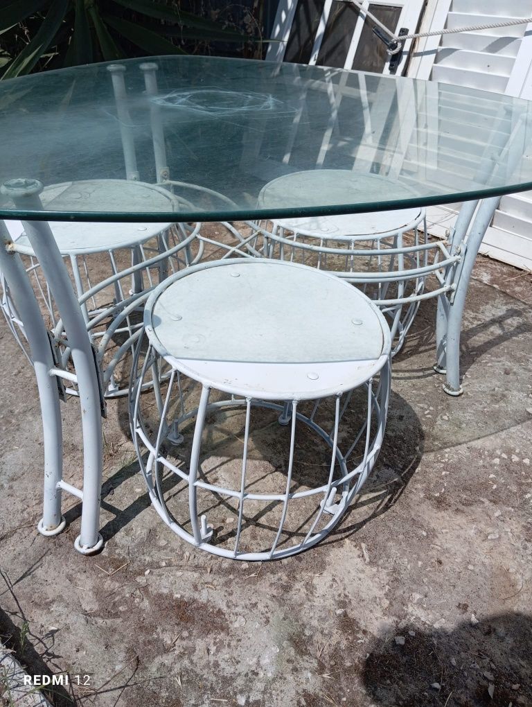 Conjunto de mesa e bancos