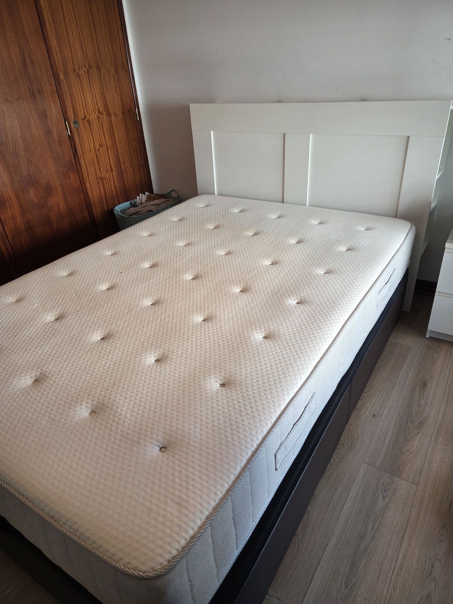 Cama sommier c/ arrumação 140x200