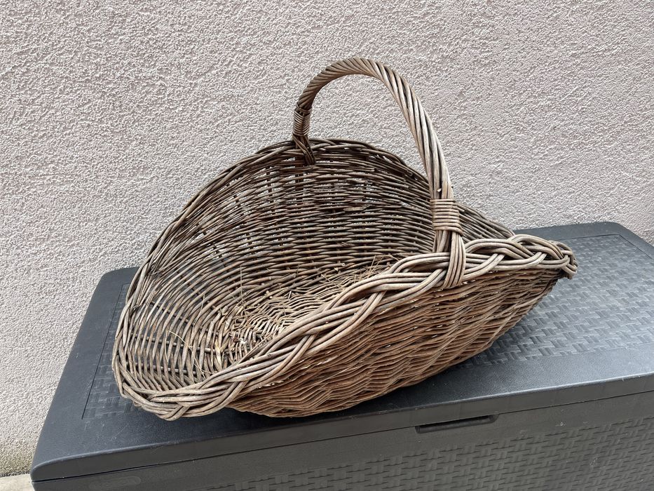 Duży kosz wiklinowy na drewno kwiaty
