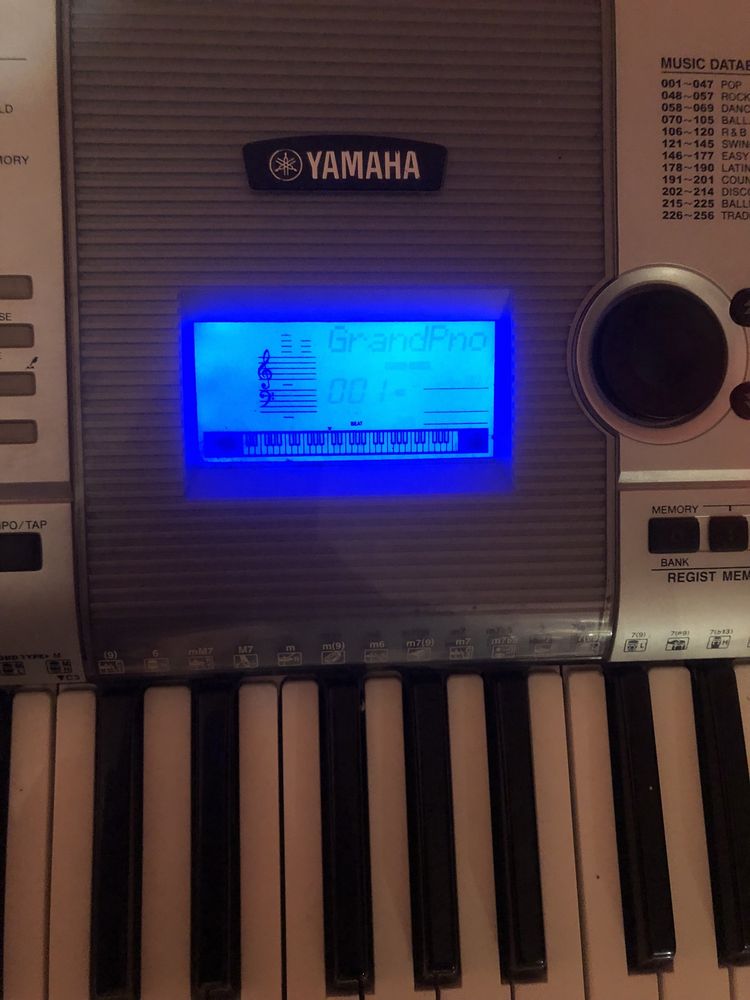 Продам синтезатор Yamaha psr E403