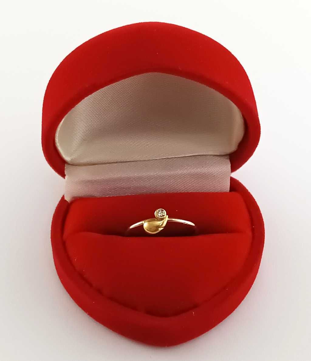 Paryski złoty pierścionek z brylantem na I Komunię Świętą