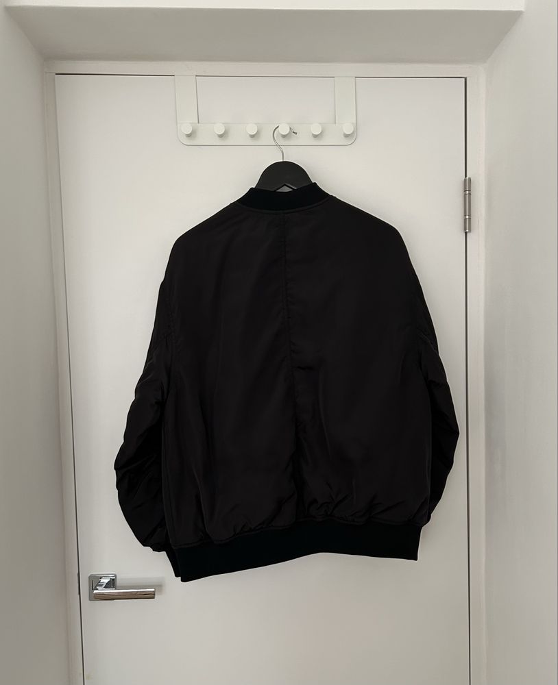 Бомбер чорний h&m