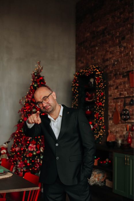 Ваш ведучий на новорічну вечірку !  В подарунок Святий миколай !