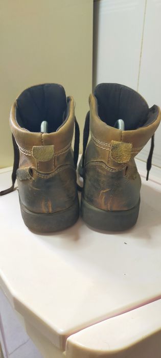Botas de pele marca Require