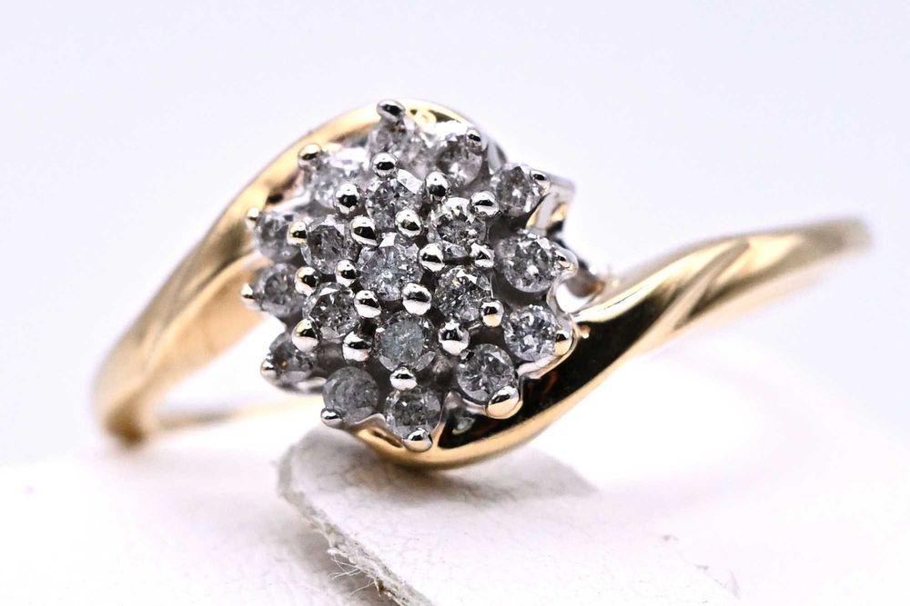 Wytworny pierścionek z 19 brylantami żółte złoto 585 klasyczny fason