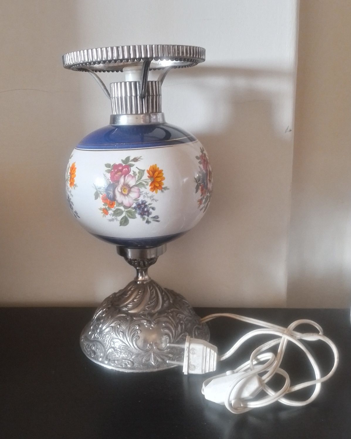 Candeeiro de mesa em porcelana e metal