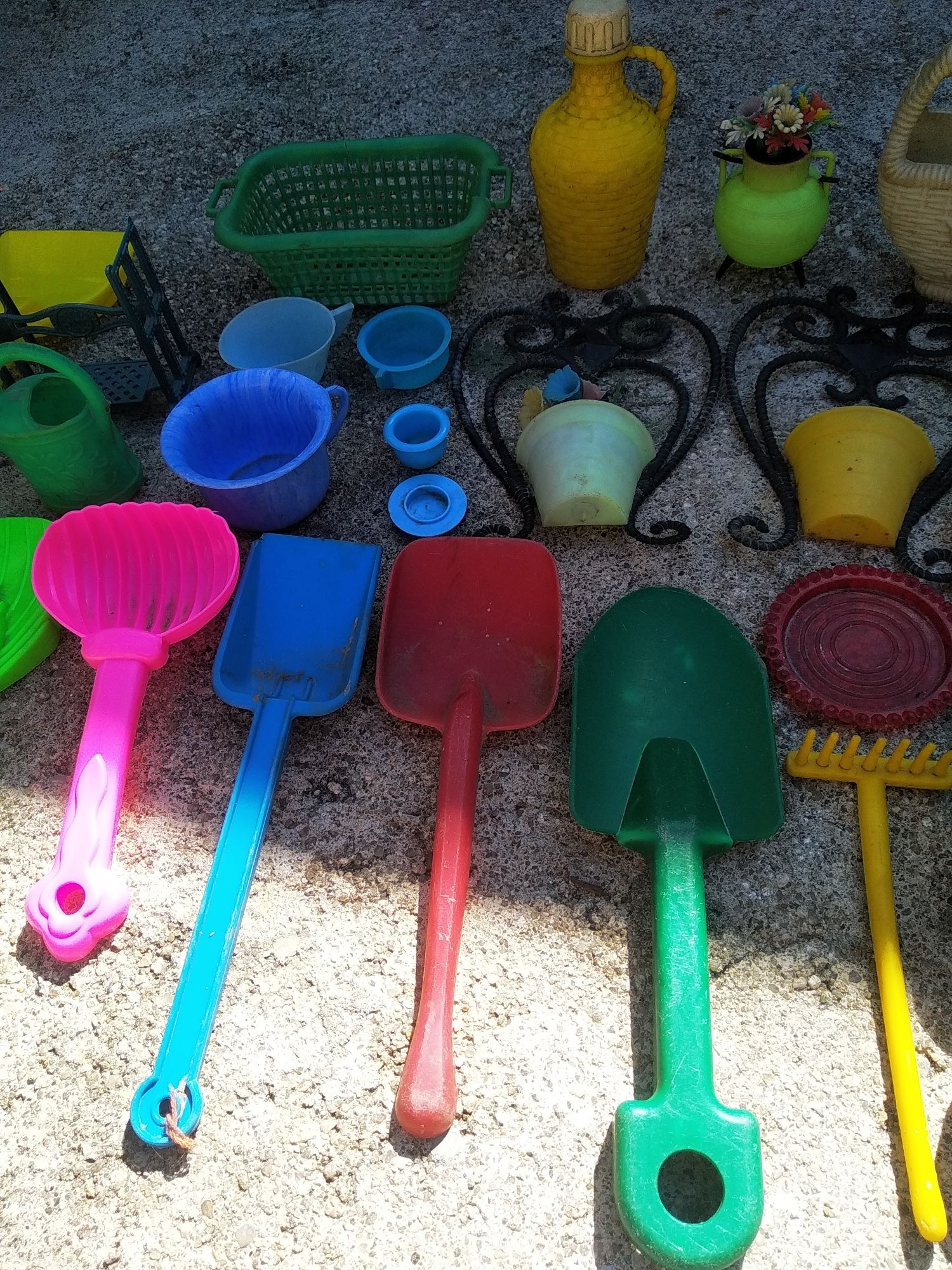 Brinquedos em plástico antigos e alguns em cerâmica e madeira