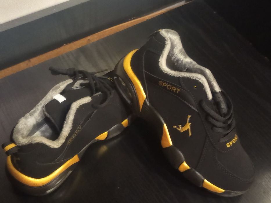 Кросівки зимові дуже гарні та якісні із ворсом - теплі