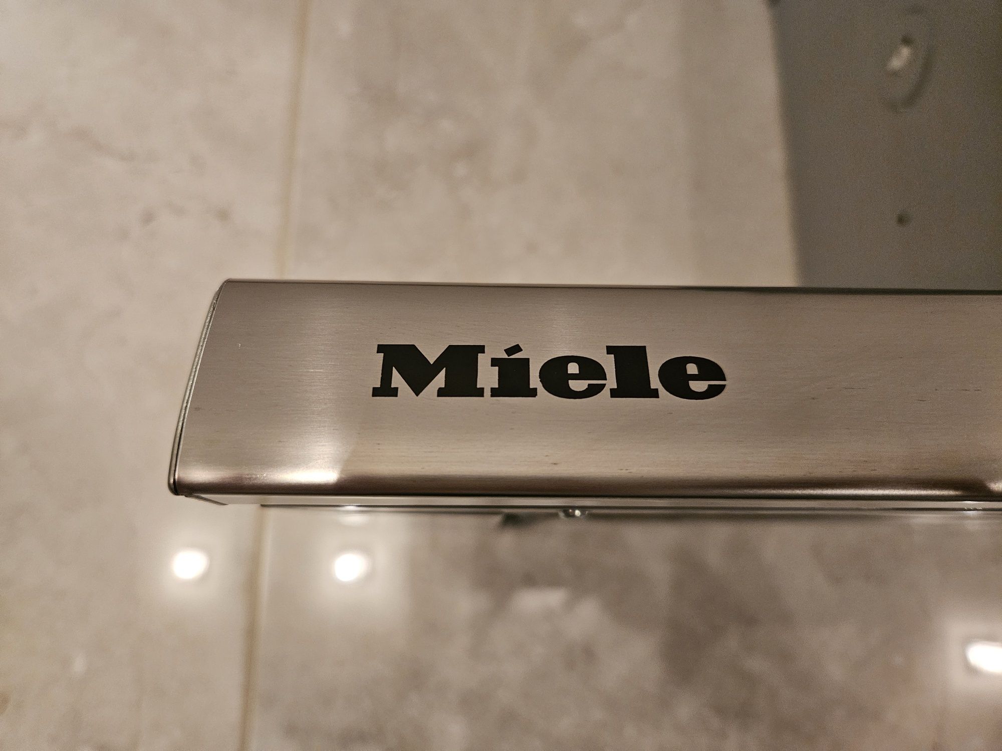 Okap podszafkowy Miele