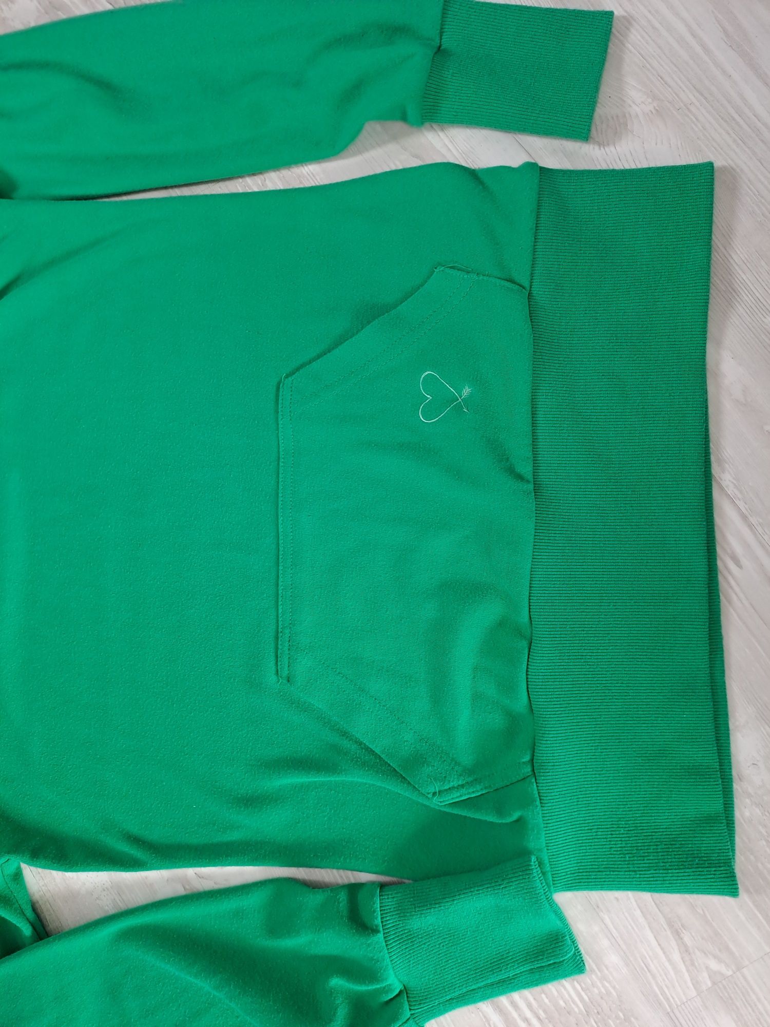 Zielona bluza rozm.XS z kieszenią i kołnierzem
