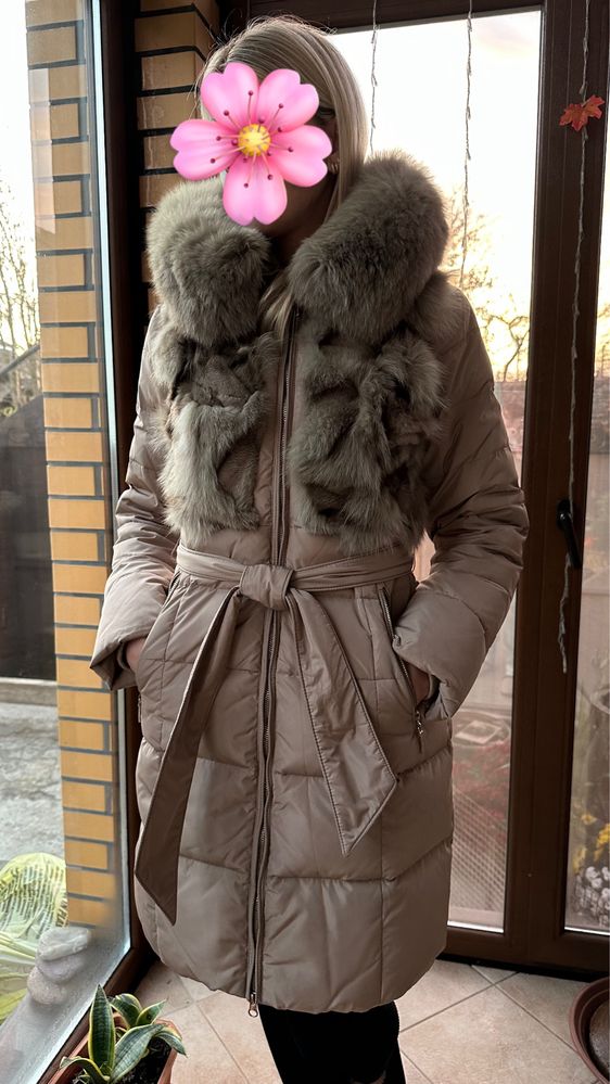 Женский пуховик с натуральным мехом песца