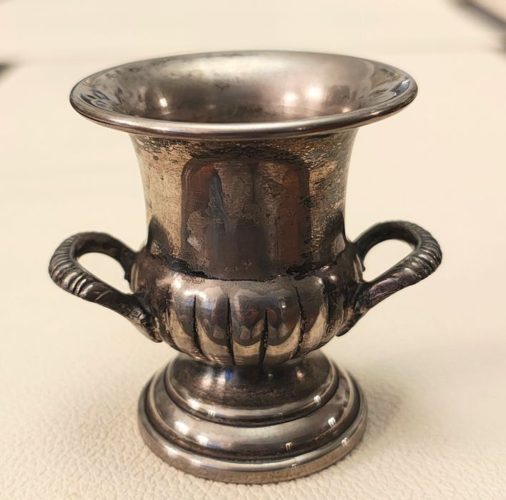 Stary mały platerowy  pucharek wazonik flakonik