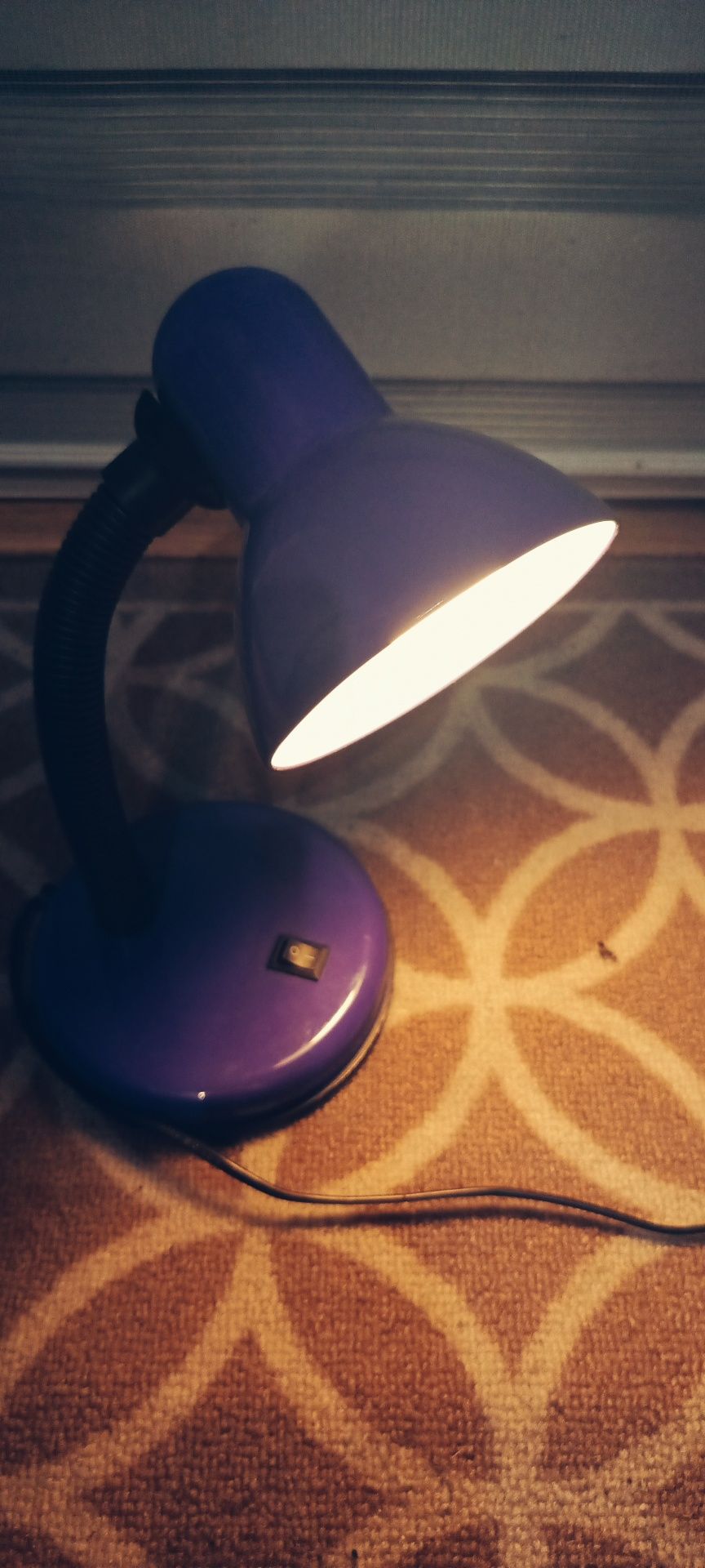 Wzorowana na latach 80 lampka na biurko.