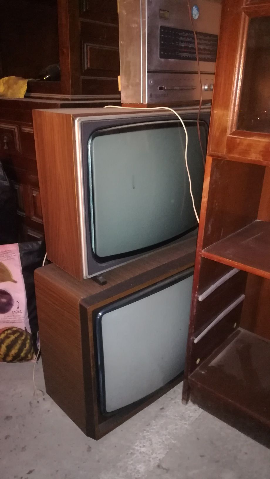 Vendo TVs e rádio antigos