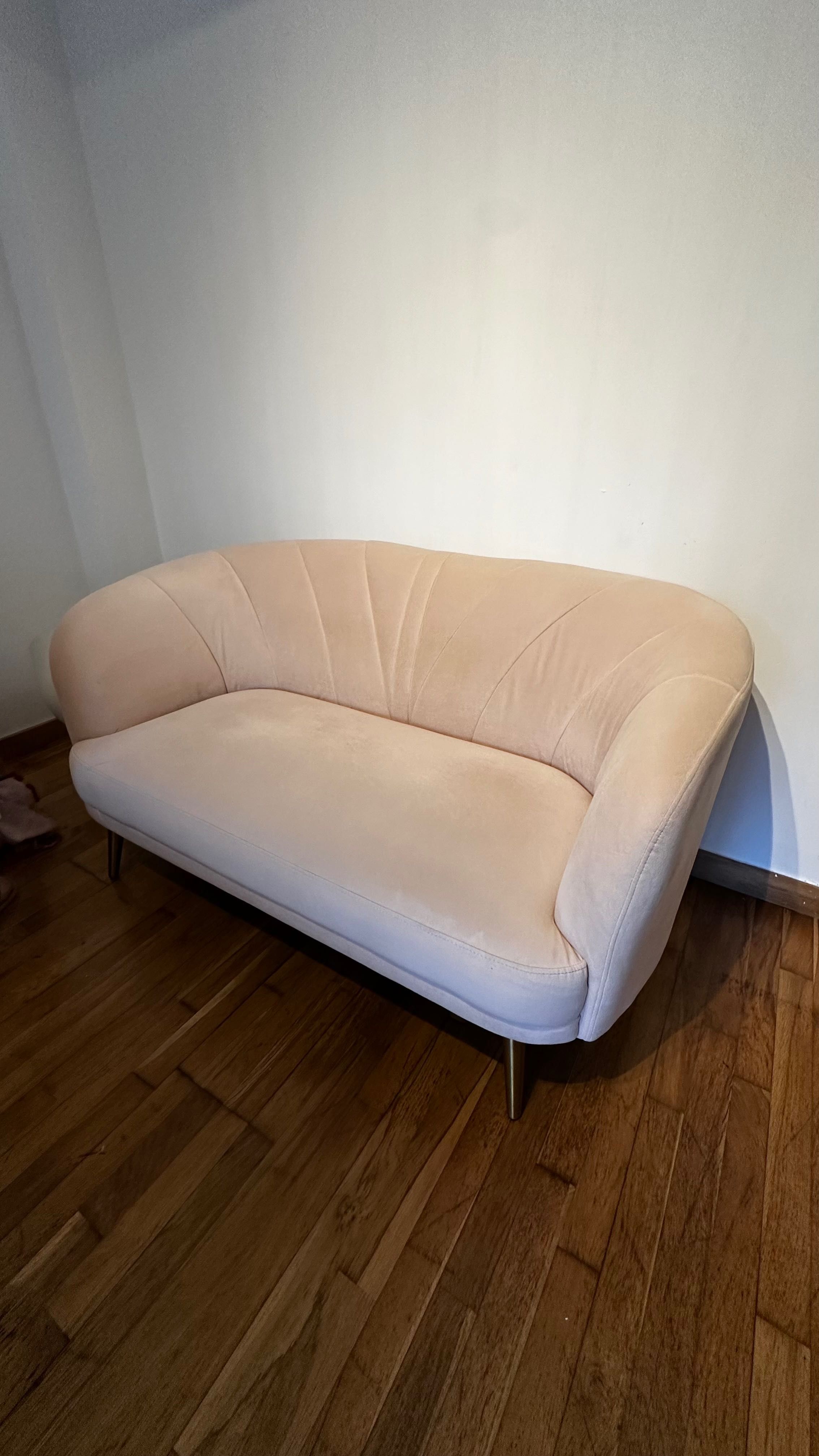 Sofá Rosa Confortável e Decorativo