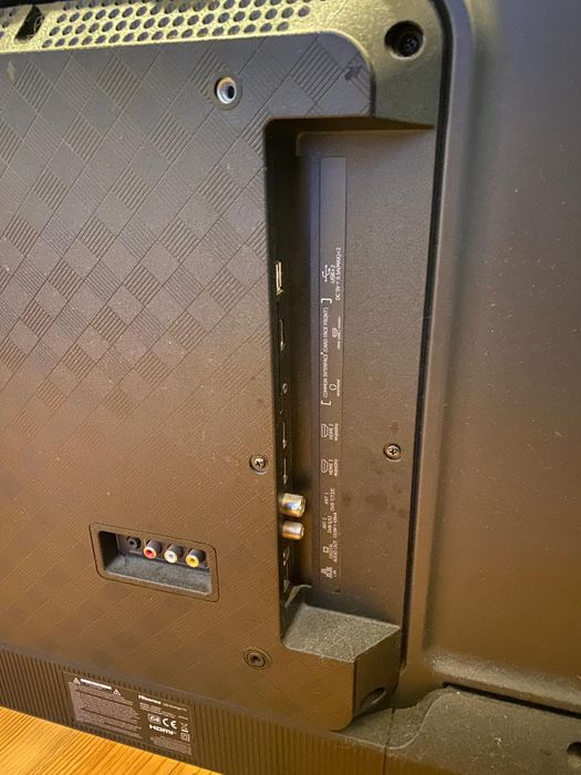 Smart TV 43" Hisense c/ Mesa