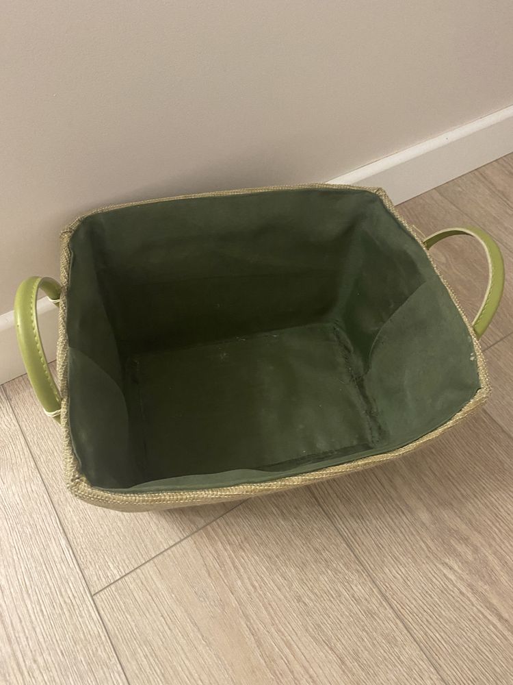 Zielony koszyk do domu materialowy