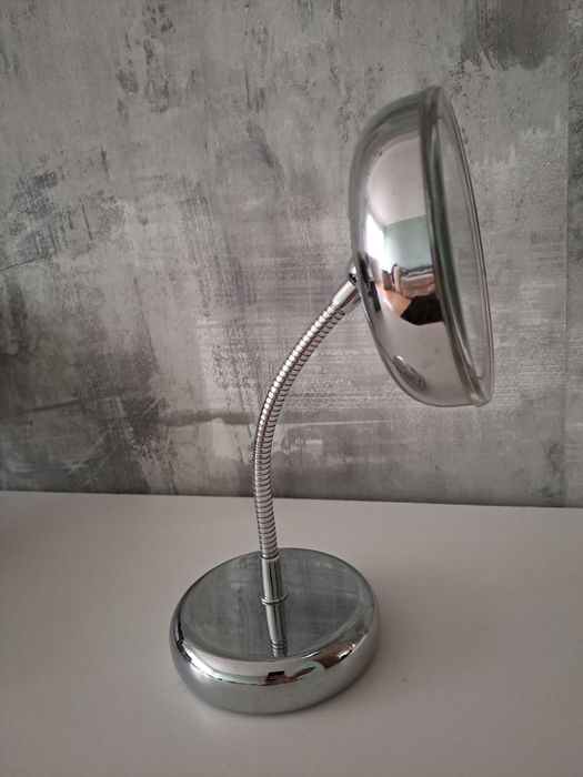 Lusterko z podświetleniem LED idealne do makijażu