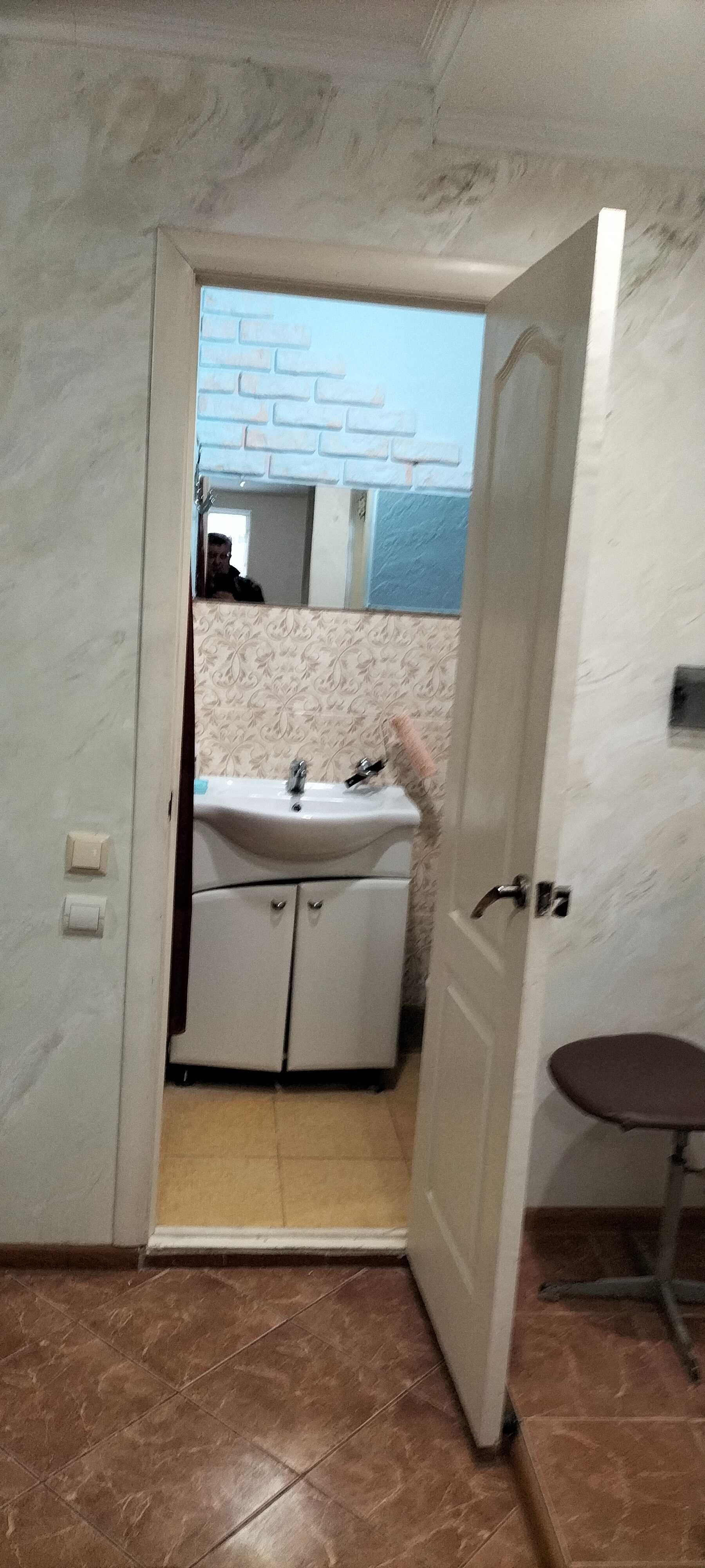 Однокімнатна квартира на довгострокову аренду у центрі села Гатне