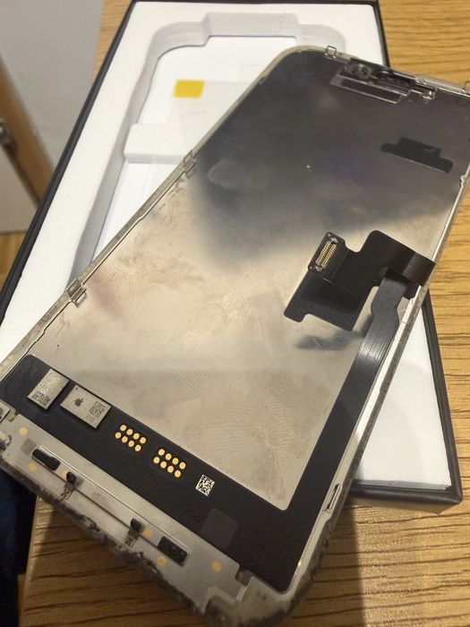 uszkodzony wyswietlacz iphone 16 pro z chipem