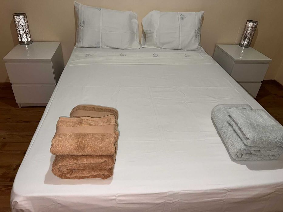 Aluga-se quarto casal em Fogueteiro, 2 min de comboio, desp. incluídas