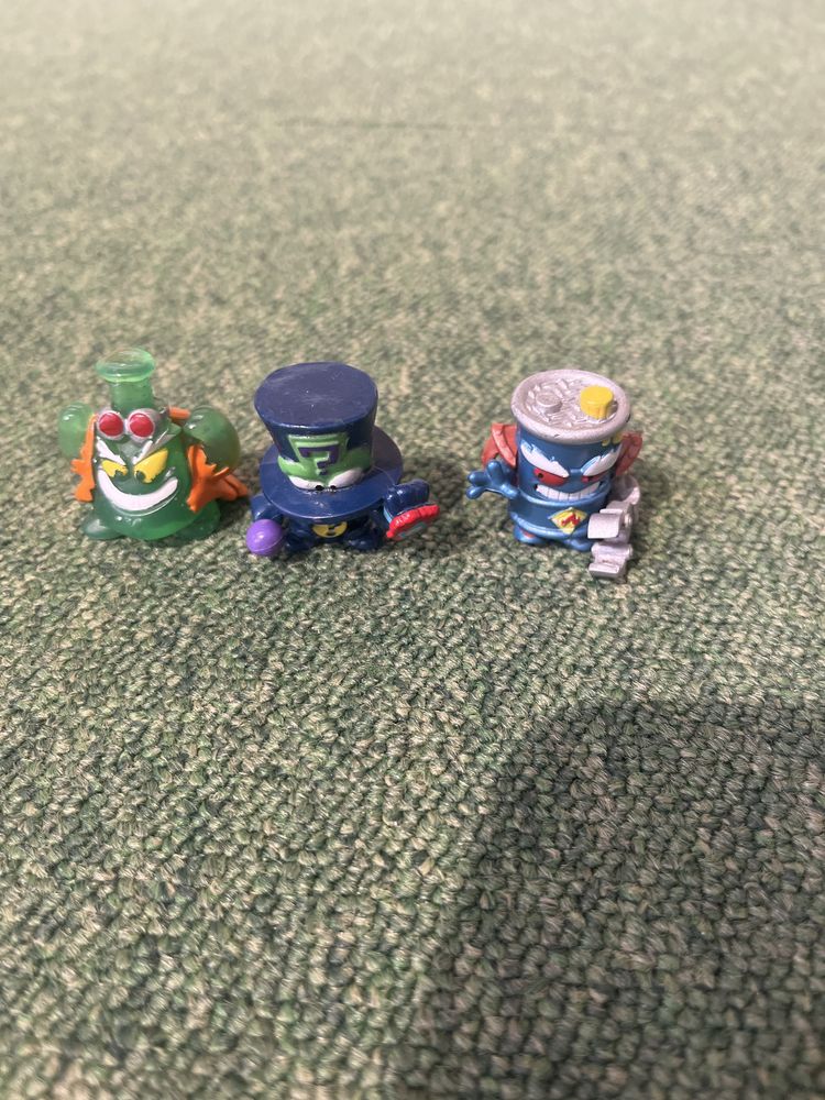Sprzrdam figurki super zings