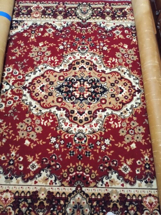 2 килими вживані на стіні