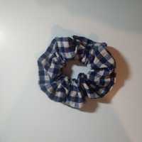 scrunchie gumka do włosów w kratkę