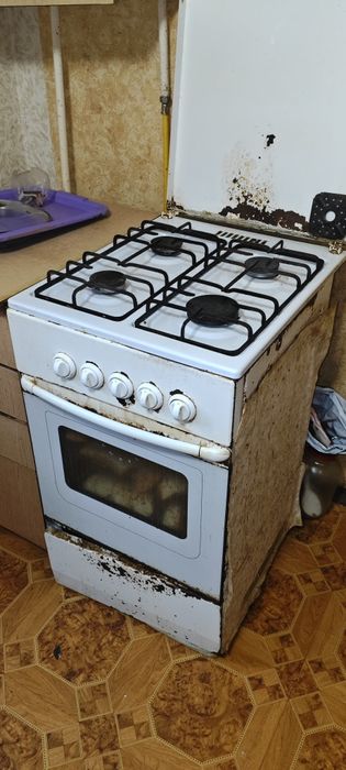 Плита газова, конфорки працюють