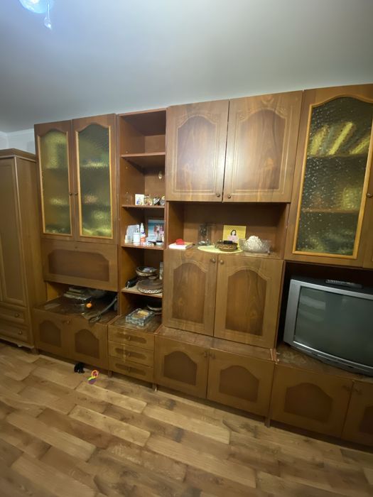 Меблева стінка у вітальню