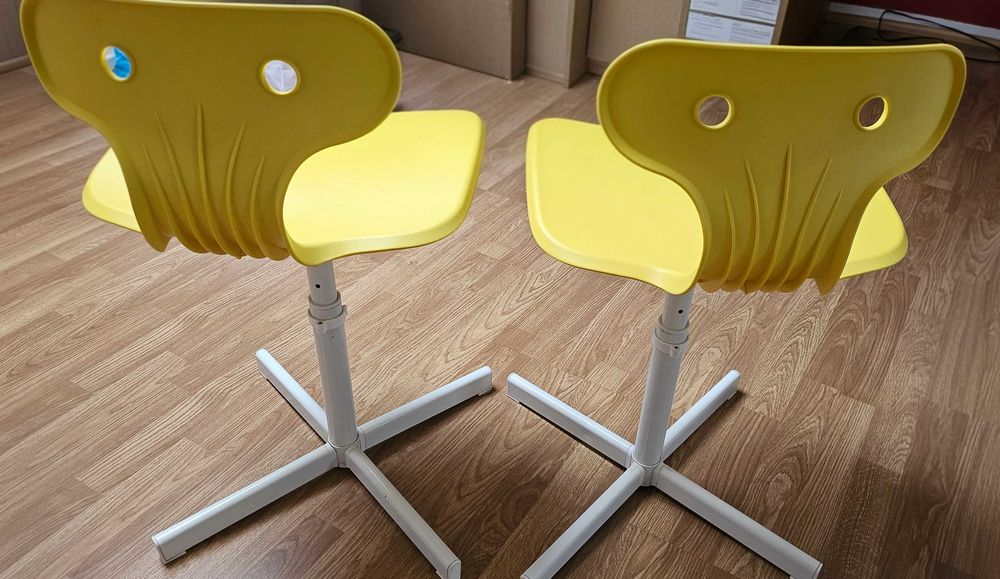 Secretária com gaveta e cadeiras