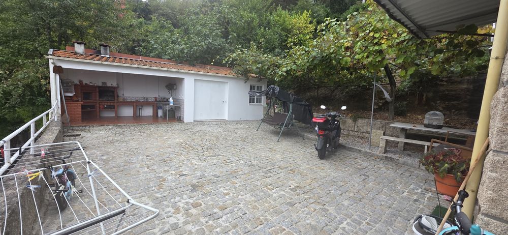 Vendo t4 com 5 casas de banho