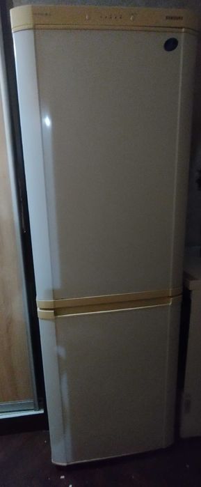 Надійний холодильник Samsung No Frost у повністю робочому стані