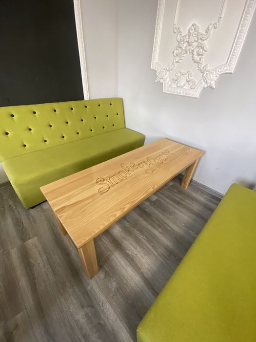 Столи ясеневі, виготовлені з білого яселя та полаковані.