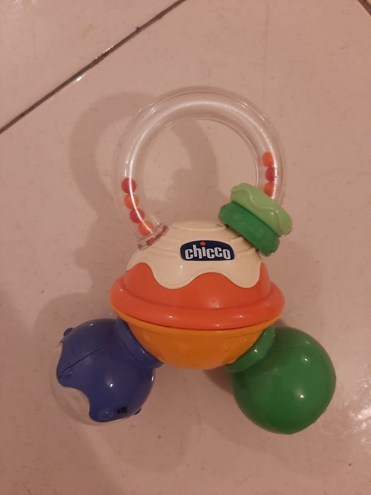 Brinquedos Chicco e Tuctuc.