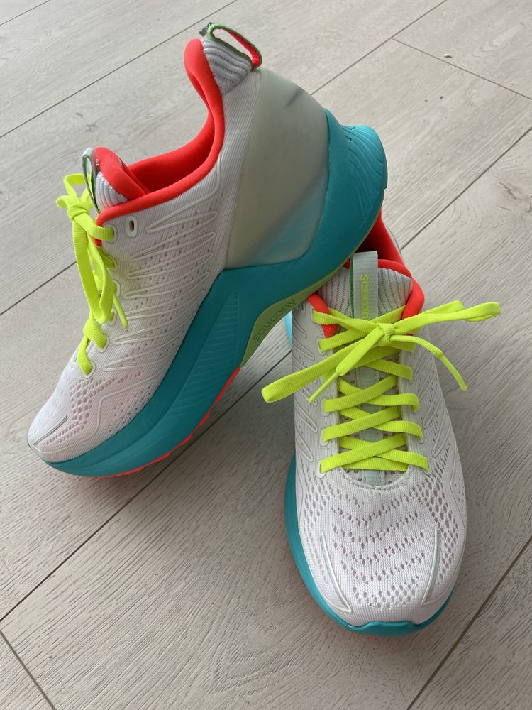 Кросівки бігові жіночі saucony endorphin shift  38р