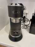 DeLonghi EC685BK Dedica 1350W + Młynek KG 79