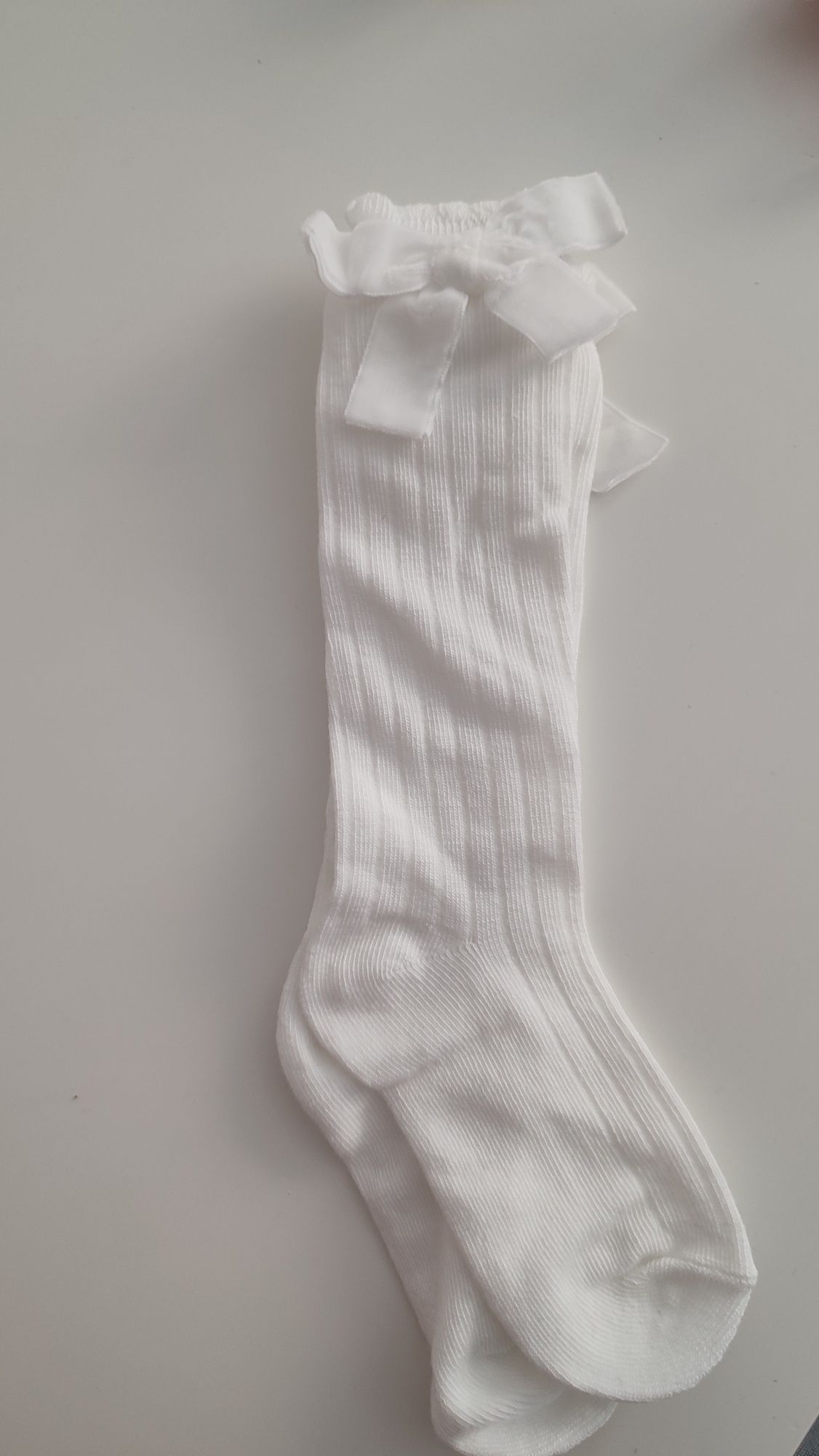 Białe prążkowane kolanówki z biała kokardą - sesja chrzest wiek 1-2lat