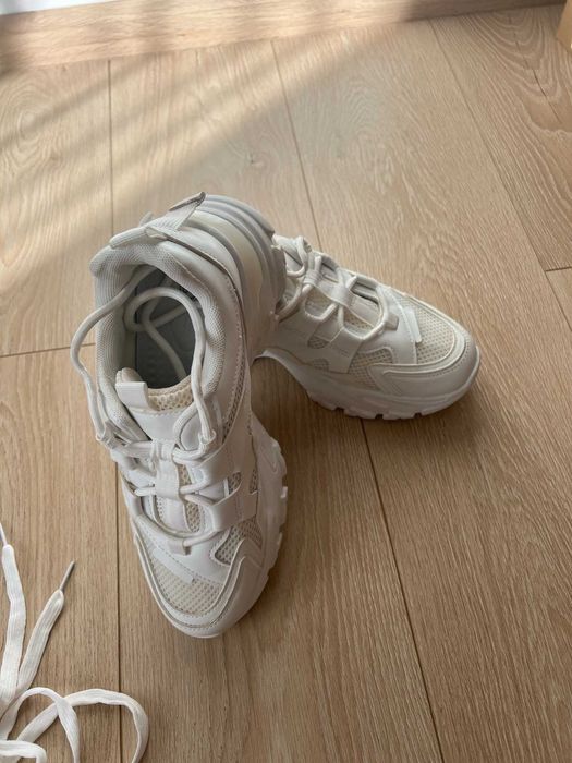 Продам жіночі кросівки розмір 39