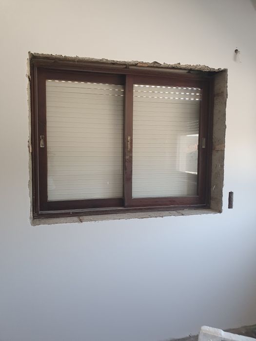 Vendo janelas 
3 portas 
1 sacada
Em madeira, bom estado
Algué