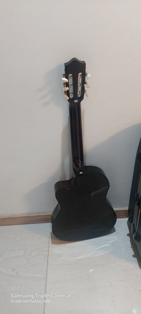 Violão em bom estado