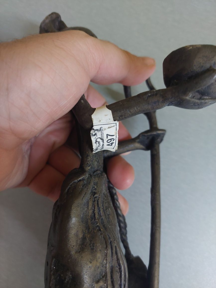 Figura escultura antiga em metal